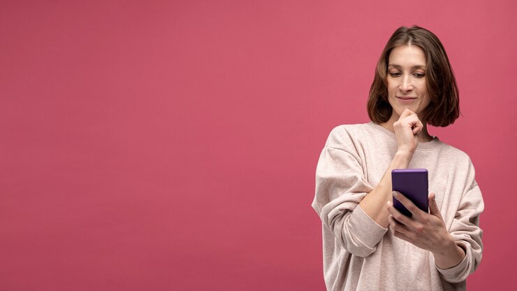 Foto gratuito vista frontal de la mujer pensando mientras sostiene el teléfono inteligente