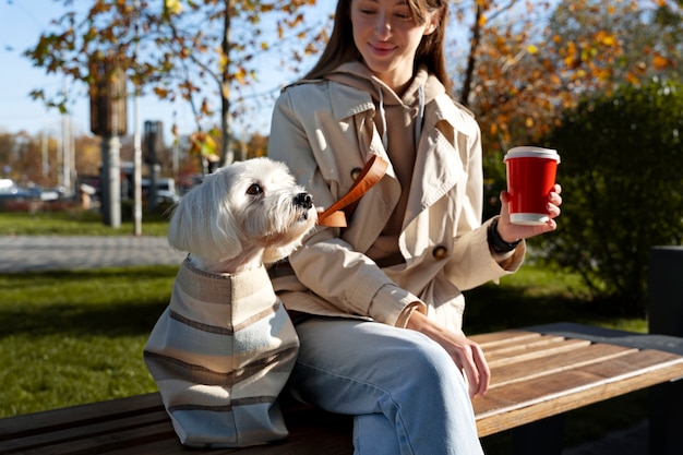 Vista frontal mujer con perro en banco