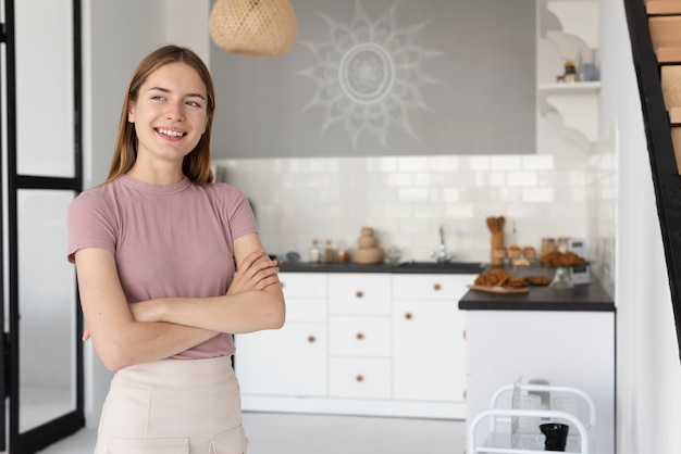 Foto gratuita vista frontal mujer de pie en la cocina