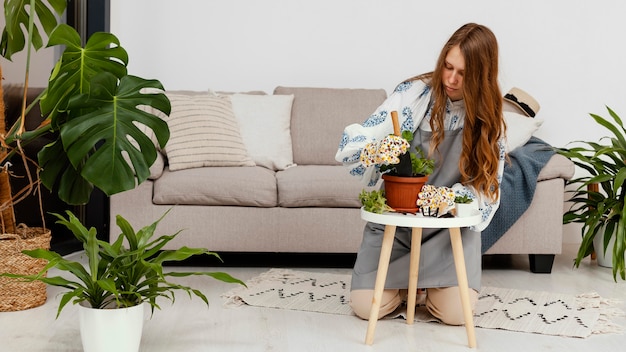 Vista frontal de la mujer plantar en casa