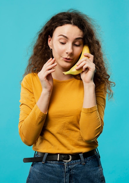 Foto gratuita vista frontal de mujer con plátano