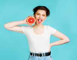 Foto gratuita vista frontal de mujer con pomelo