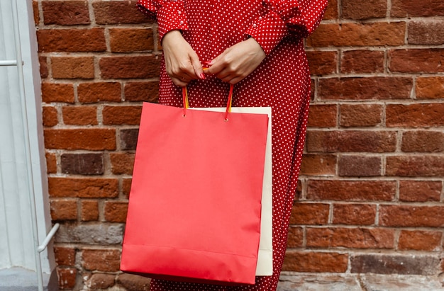 Foto gratuita vista frontal de la mujer posando afuera con varias bolsas de la compra.