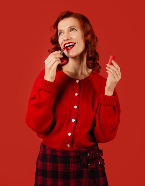 Vista frontal de una mujer posando con un atuendo rojo