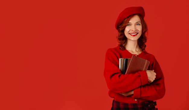 Vista frontal de una mujer posando con un atuendo rojo