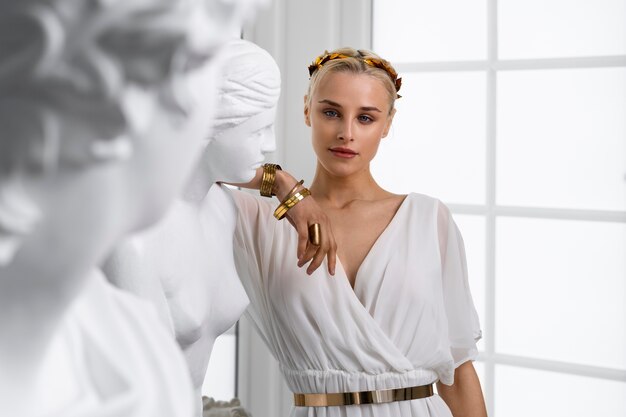 Foto gratuita vista frontal mujer posando como diosa griega