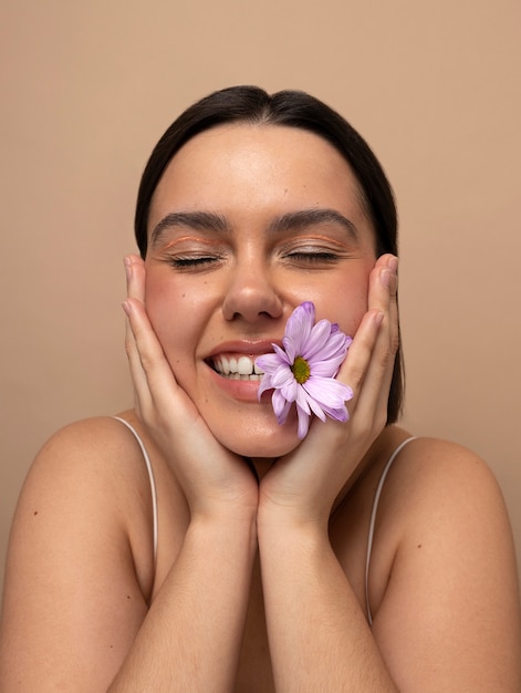 Foto gratuita vista frontal mujer posando con flor