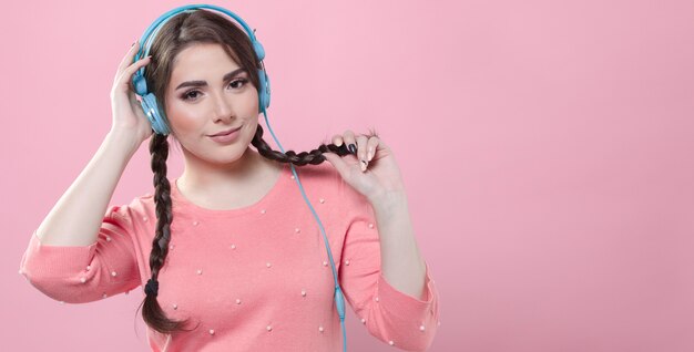 Vista frontal de la mujer posando mientras usa auriculares con espacio de copia