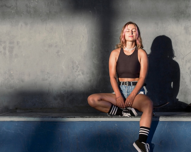 Foto gratuita vista frontal de la mujer posando en el ring de patinaje con espacio de copia