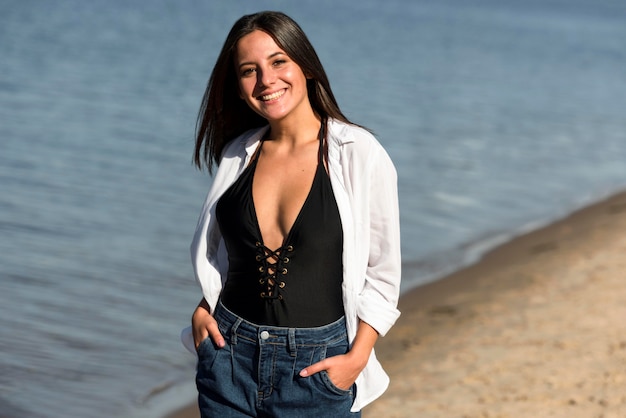 Vista frontal, de, mujer, posar, en la playa