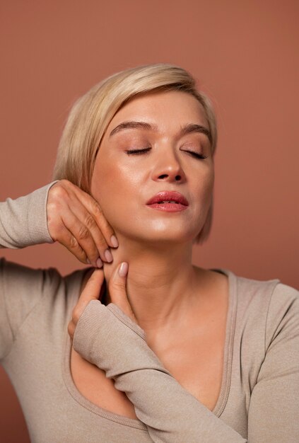 Vista frontal mujer practicando yoga facial