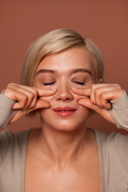 Vista frontal mujer practicando yoga facial