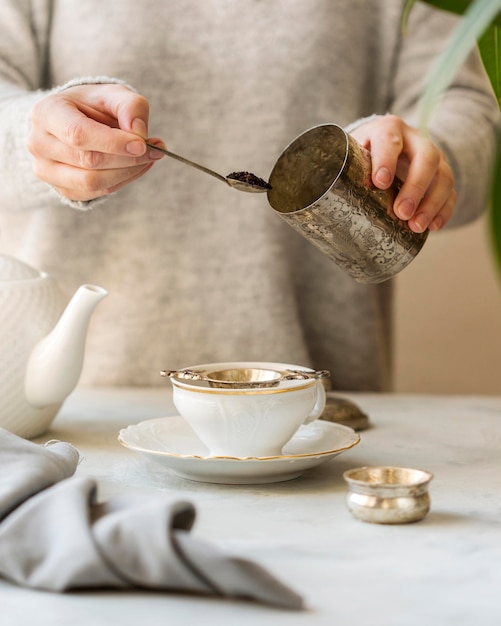 Foto gratuita vista frontal de la mujer preparando té de hierbas