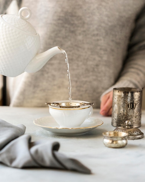 Vista frontal de la mujer preparando té con leche