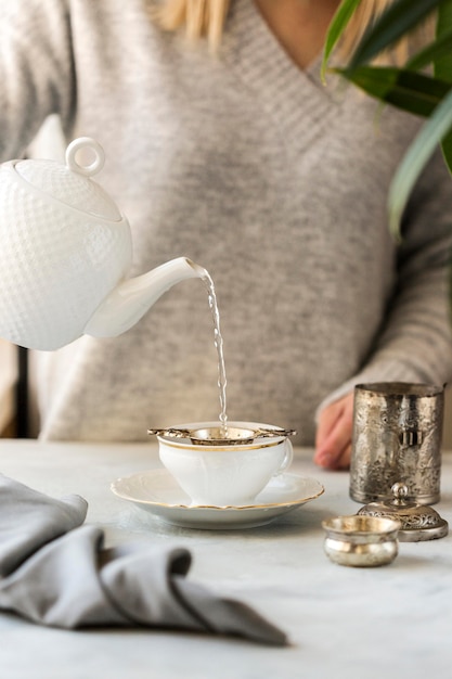 Vista frontal de la mujer preparando té