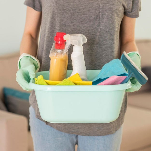 Foto gratuita vista frontal de la mujer con productos de limpieza