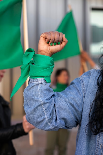 Vista frontal mujer protestando al aire libre