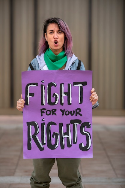 Foto gratuita vista frontal mujer protestando al aire libre