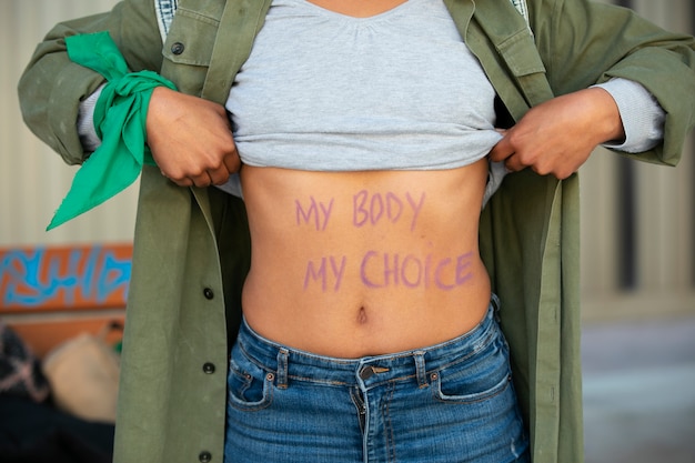 Vista frontal mujer protestando al aire libre