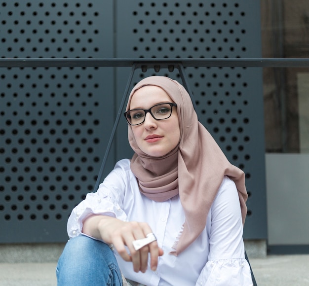 Foto gratuita vista frontal de la mujer que llevaba hijab