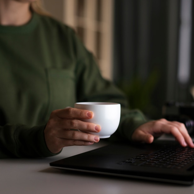 Vista frontal de la mujer que sostiene una taza de café