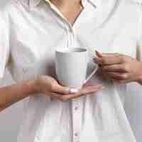 Foto gratuita vista frontal de la mujer que sostiene una taza