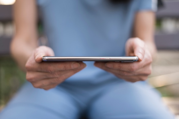 Vista frontal de la mujer que sostiene el teléfono