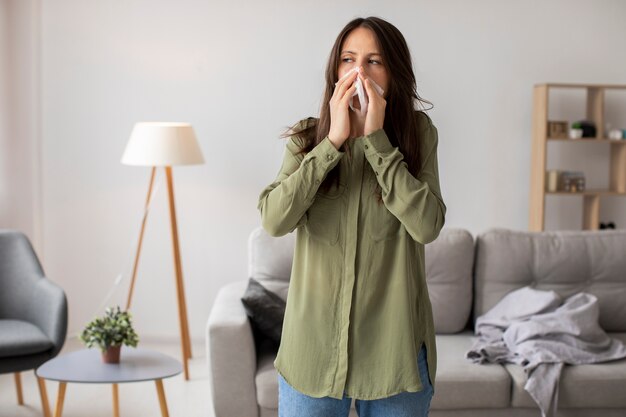 Vista frontal mujer que sufre de alergia