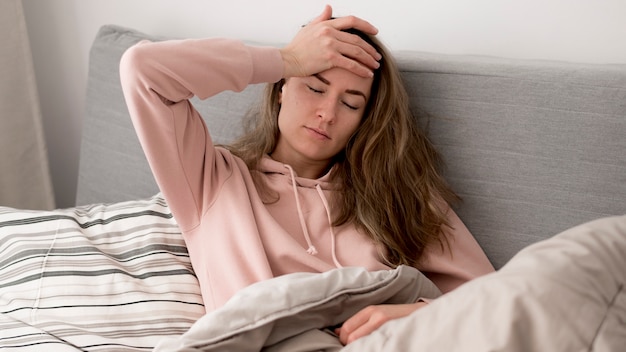 Foto gratuita vista frontal mujer que tiene un dolor de cabeza