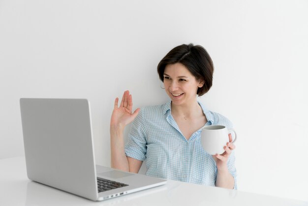 Vista frontal de la mujer que tiene una videollamada