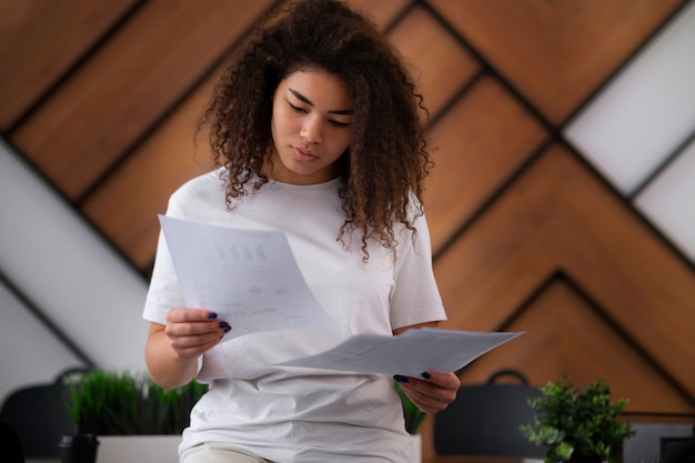 Vista frontal de la mujer que trabaja como economista