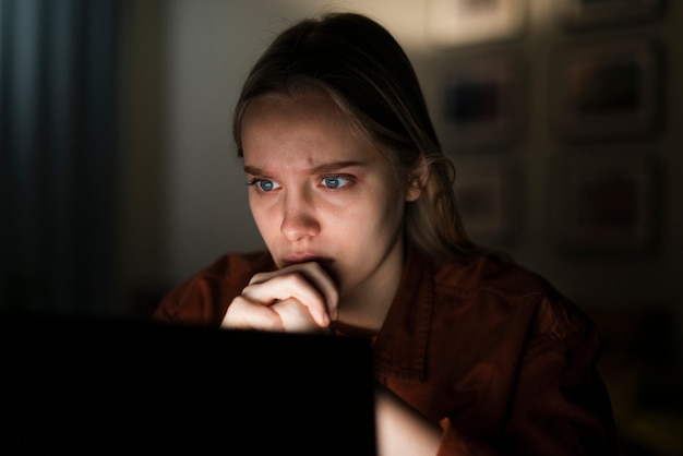 Vista frontal de la mujer que trabaja en la computadora portátil