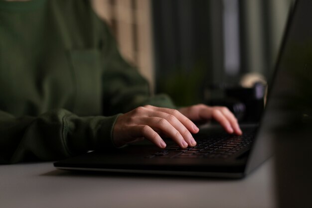 Vista frontal de la mujer que trabaja en la computadora portátil