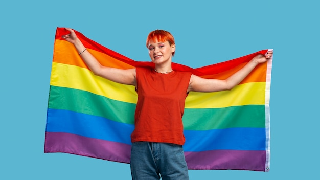 Foto gratuita vista frontal de una mujer queer posando en el estudio