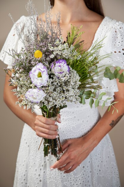 Vista frontal mujer con ramo de flores