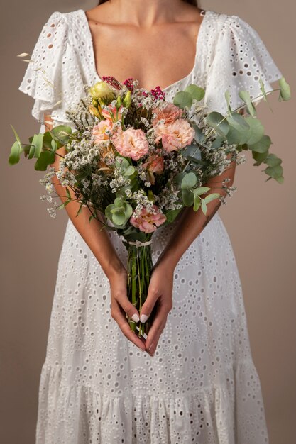 Vista frontal mujer con ramo de flores