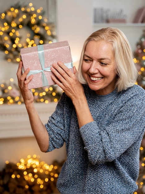 Vista frontal, de, mujer, con, regalo de navidad