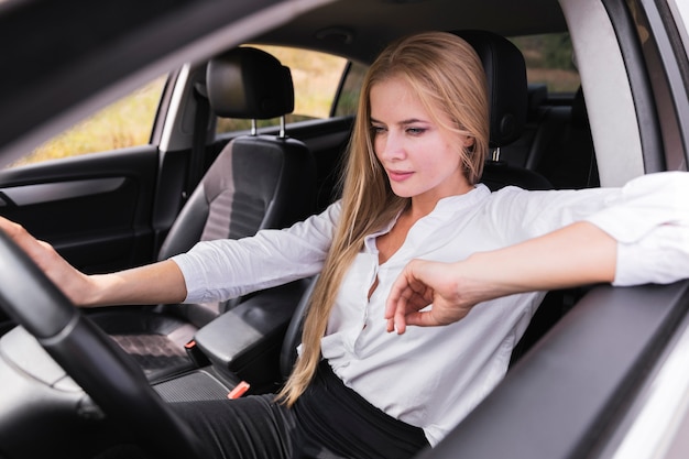Vista frontal de la mujer relajada en auto