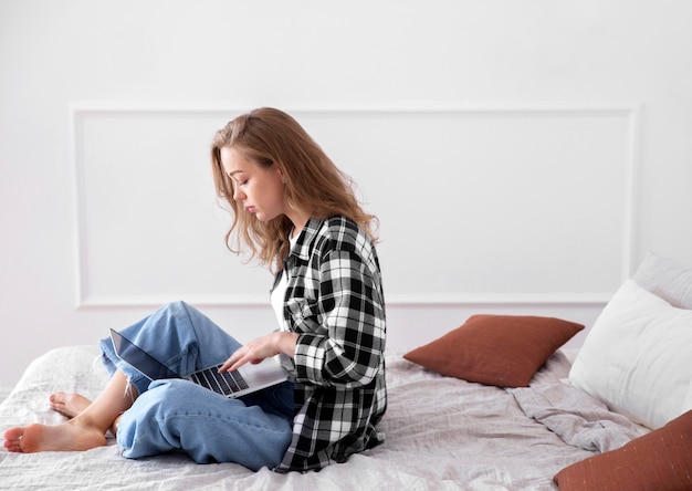 Foto gratuita vista frontal de la mujer relajándose en casa