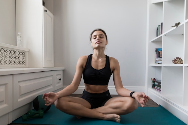 Foto gratuita vista frontal de la mujer relajante mientras hace yoga