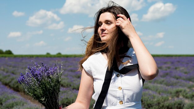 Vista frontal de la mujer relajante en la naturaleza