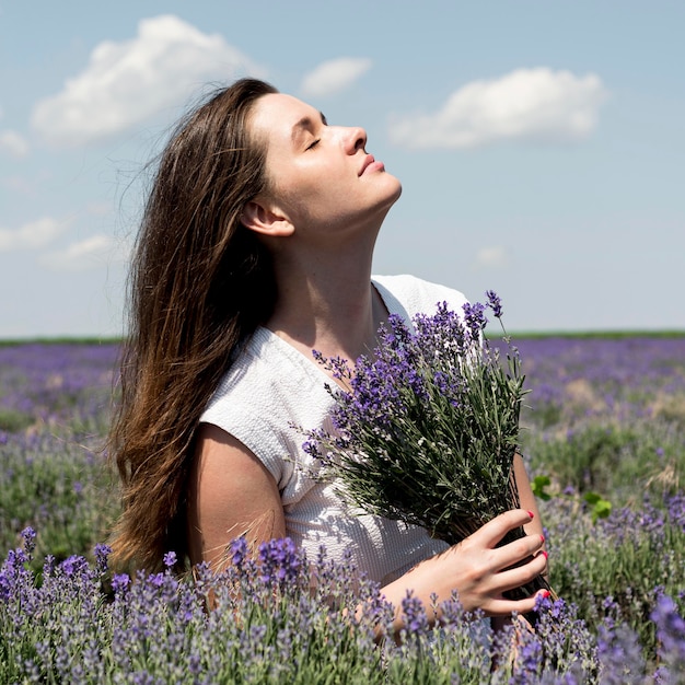 Foto gratuita vista frontal de la mujer relajante en la naturaleza