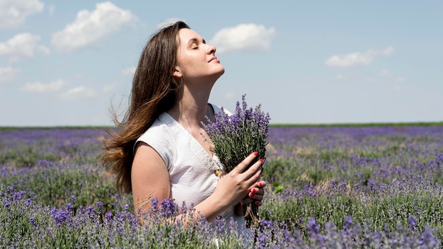 Foto gratuita vista frontal de la mujer relajante en la naturaleza