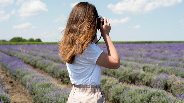 Vista frontal de la mujer relajante en la naturaleza