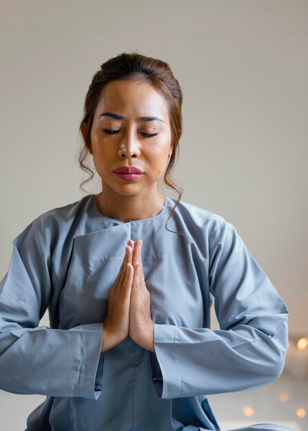 Vista frontal, de, mujer religiosa, rezando