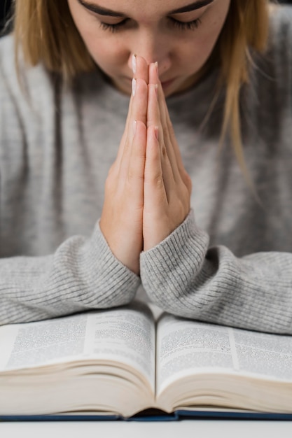 Vista frontal, de, mujer, rezando, con, biblia