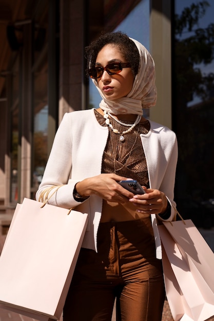 Foto gratuita vista frontal mujer rica con bolsas de compras