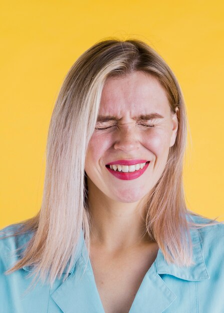 Vista frontal de mujer riendo