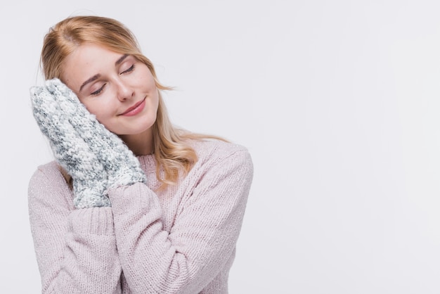 Vista frontal mujer rubia con guantes de invierno