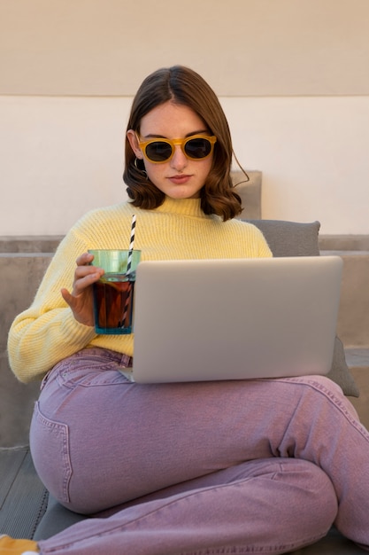 Foto gratuita vista frontal mujer con sabrosa kombucha